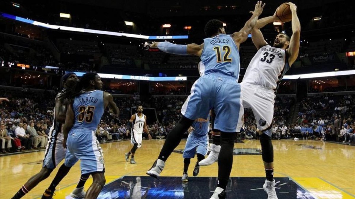 Marc Gasol anotó los dos puntos que dieron la victoria a sus Grizzlies.-EFE / MIKE BROWN