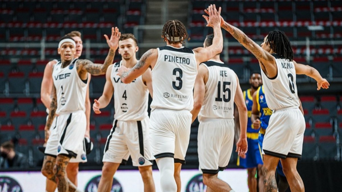Los jugadores del Riga se felicitan durante un partido. FIBA