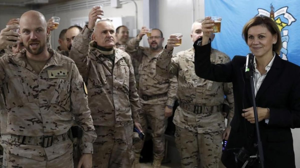 La ministra de Defensa, María Dolores de Cospedal, brinda con las tropas españolas en Besmayah (Irak).-/ EFE / CHEMA MOYA