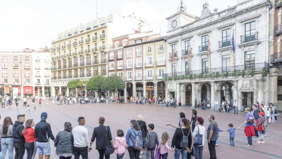 Manifestación de apoyo a la asociación celebrada ayer en la Plaza Mayor.-ISRAEL L. MURILLO