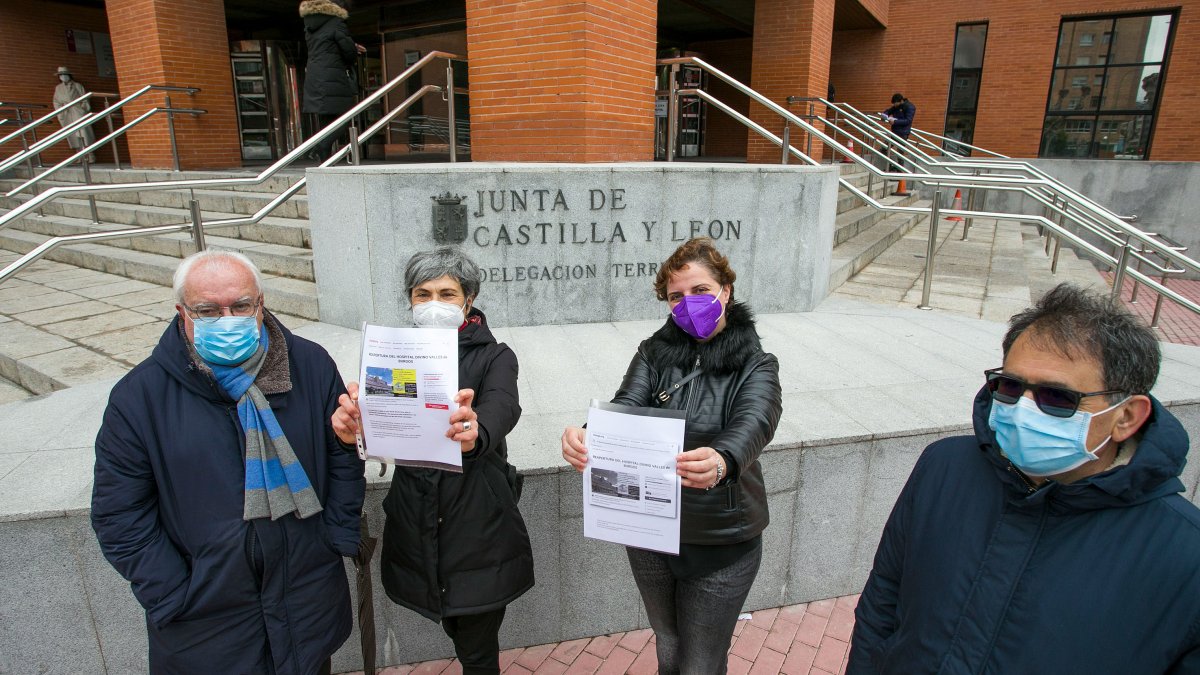 Miembros de la plataforma han entregado la petición de recuperar el Divino Valles en la Junta. TOMÁS ALONSO