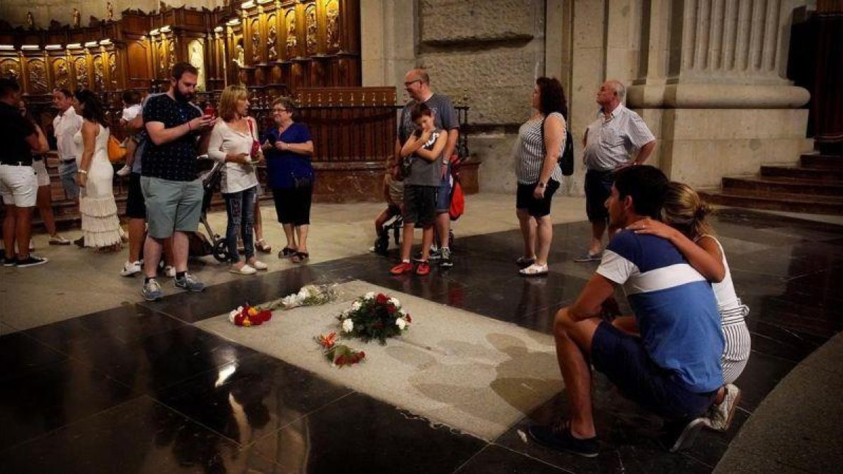 Turistas ante la tumba de Franco en la basílica del Valle de los Caídos.-JOSÉ LUIS ROCA