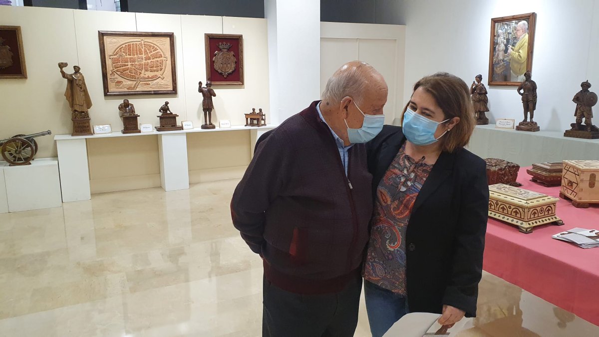 Jesús Castro junto a la concejala, Teresa Bermejo