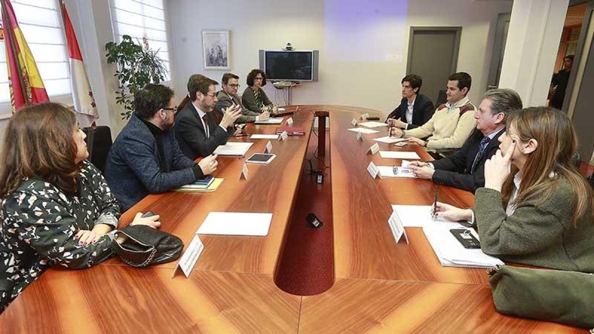 Javier Ramírez se reunía ayer con representantes del sector turístico de Burgos.-RAÚL G. OCHOA