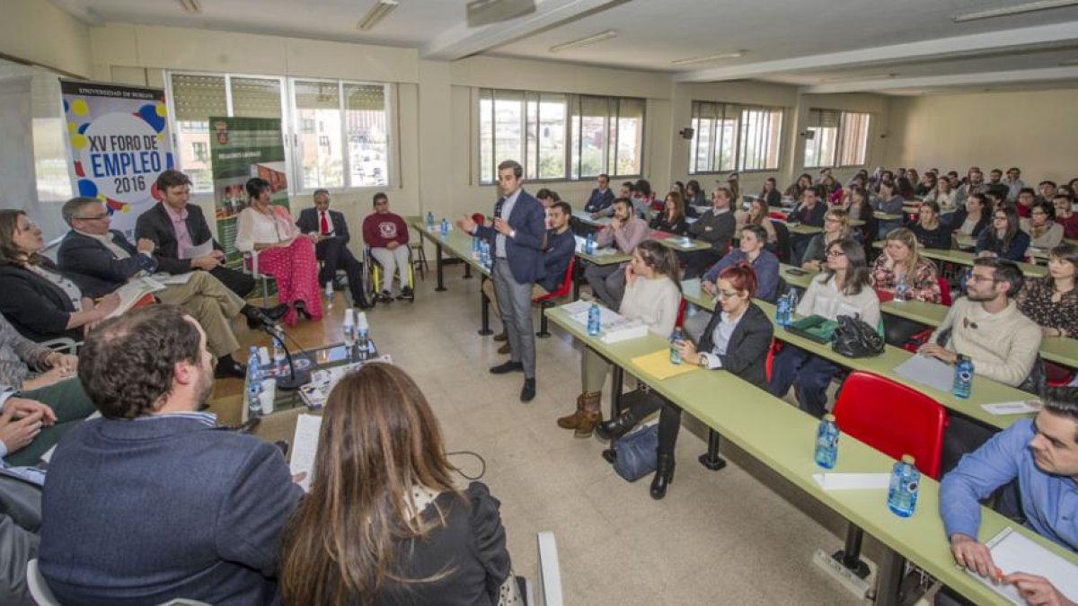 Imagen del taller sobre selección de personal celebrado en la Escuela de Relaciones Laborales.-ISRAEL L. MURILLO