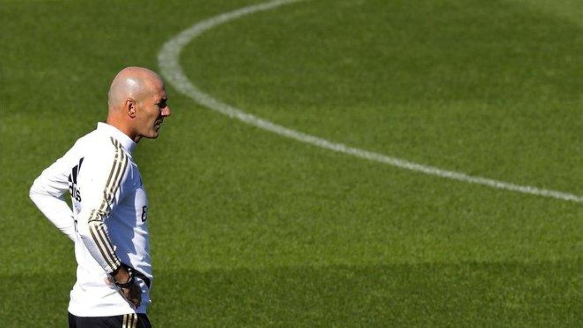 Zidane, en el entrenamiento de este martes en Valdebebas.-