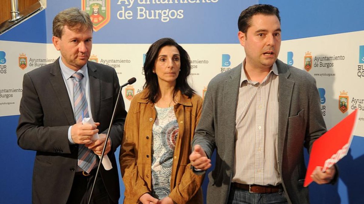 Javier Lacalle, Gloria Bañeres y Daniel de la Rosa, en una imagen tomada en el Ayuntamiento de Burgos.-ISRAEL L. MURILLO