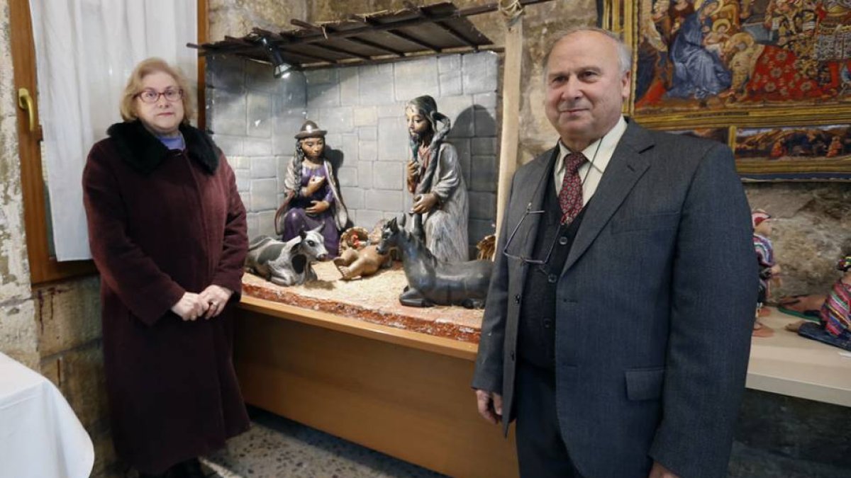 Los hermanos Maricarmen y Andrés Rodrigo Calvo, junto al Belén más grande que tienen, de Perú.-Raúl Ochoa