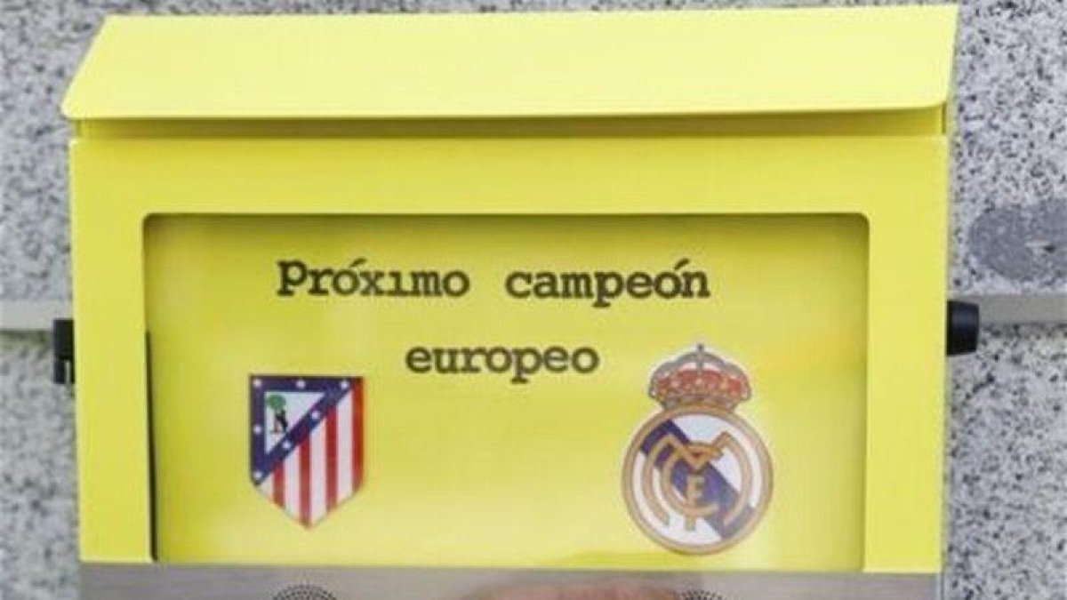 Un ciudadano deposita su colilla en una de las urnas-cenicero colocadas en algunas calles de Madrid.-EFE / J. P. GANDUL