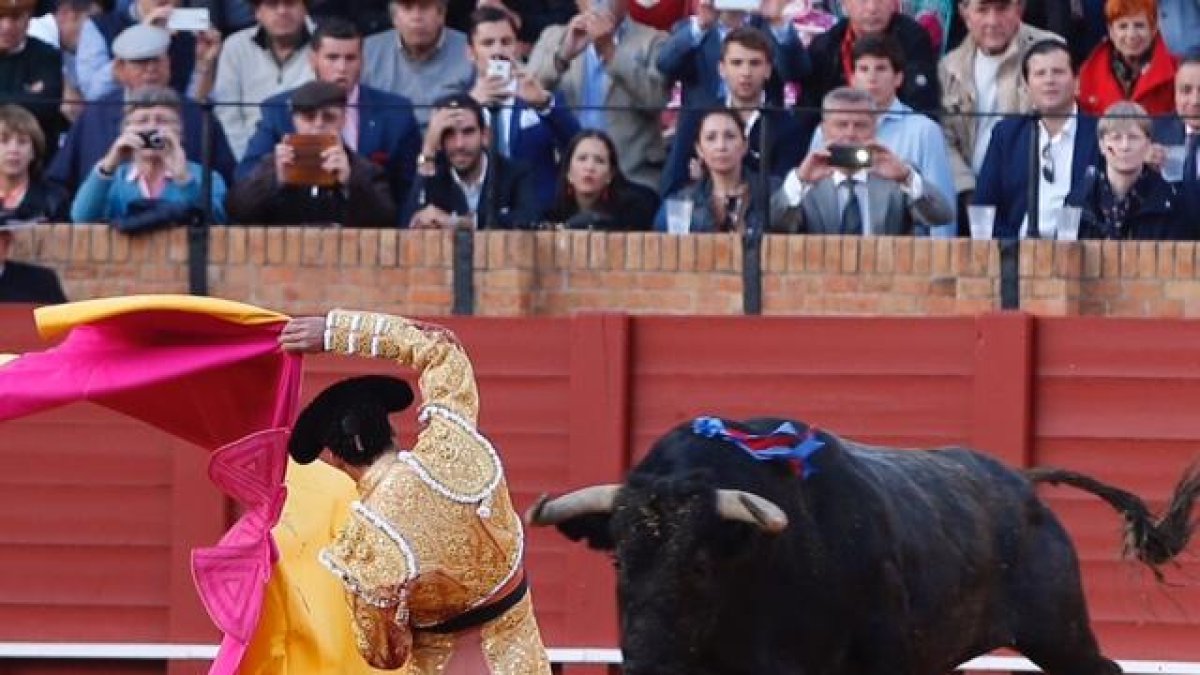 Morenito recibe al toro de rodillas.-APLAUSOS
