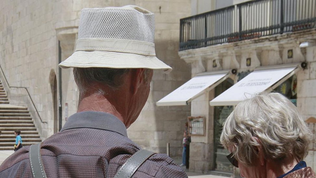 Dos peregrinos observan un mapa en una imagen de archivo.-RAÚL G. OCHOA