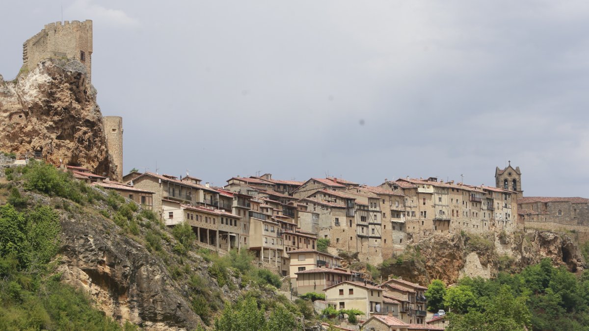 Vista general de Frías, con el castillo y las casas colgantes. RAÚL G. OCHOA