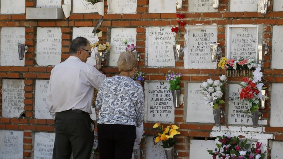 magen de archivo del cementerio de La Almudena (Madrid).-EFE