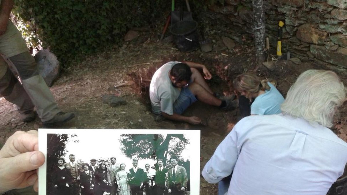 La ARMH exhuma los restos del berciano Julio Bello Sierra, asesinado en 1936 en As Covas (Quiroga, Lugo).-ICAL