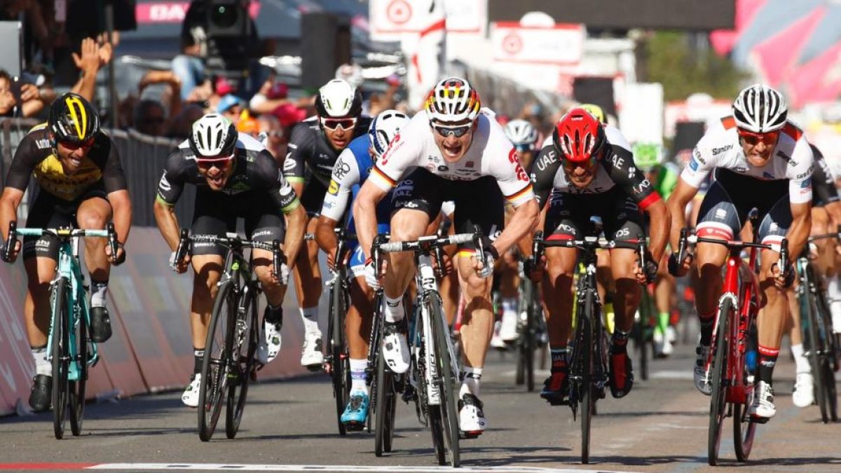 André Greipel se impone en la segunda etapa sarda del Giro.-LUK BENIES / AFP