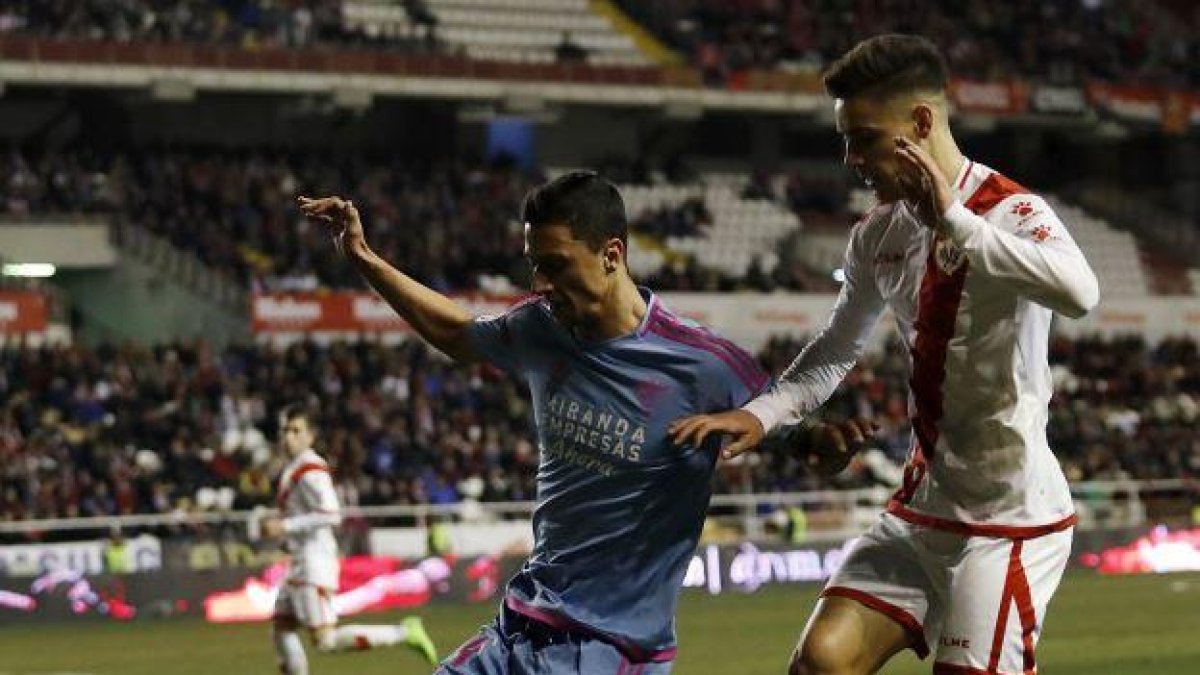 Mesa protege el balón en el choque disputado el pasado domingo en Vallecas.-LFP