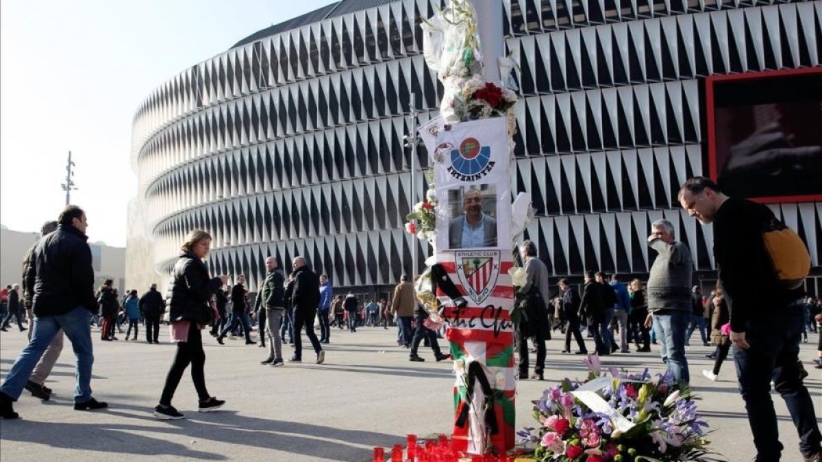 Altar en recuerdo al fallecido la semana pasada frente al Spartak-EL PERIÓDICO