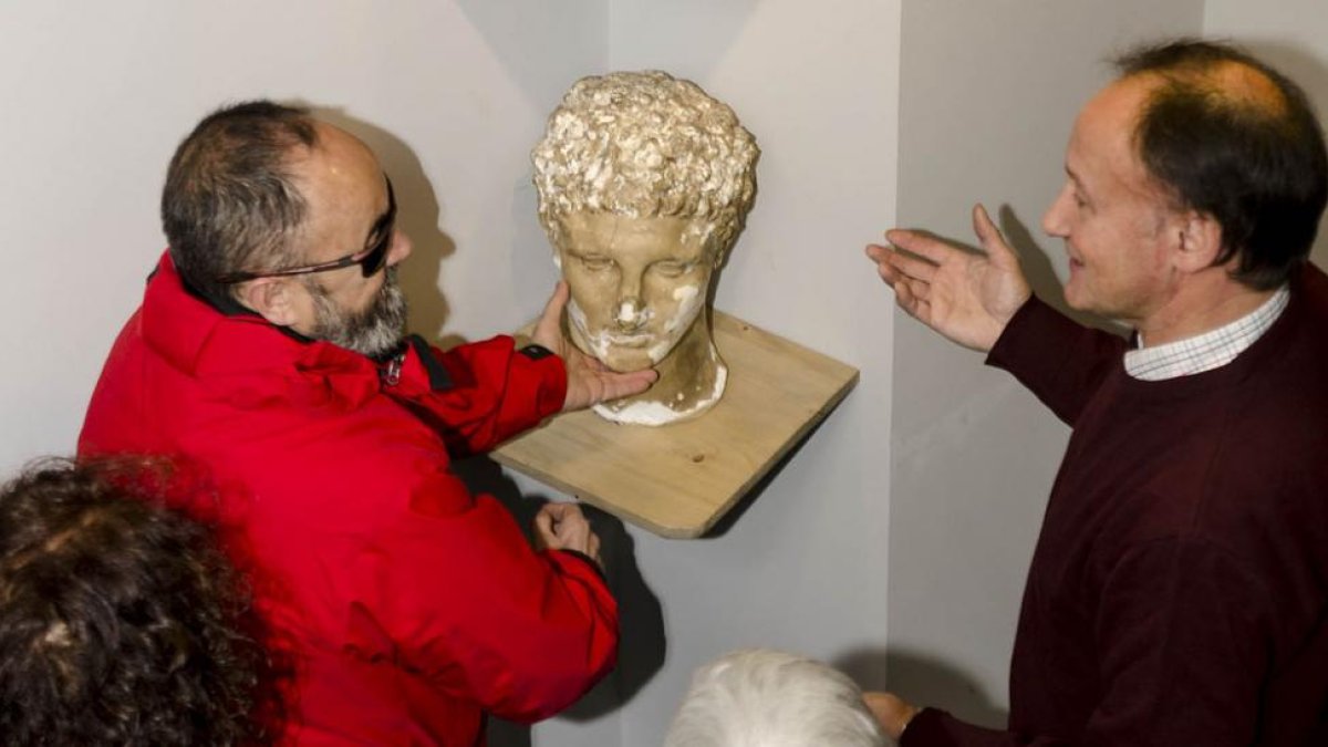 Los asistentes emplearon su sentido del tacto para reconocer algunas figuras.-D.S.M.