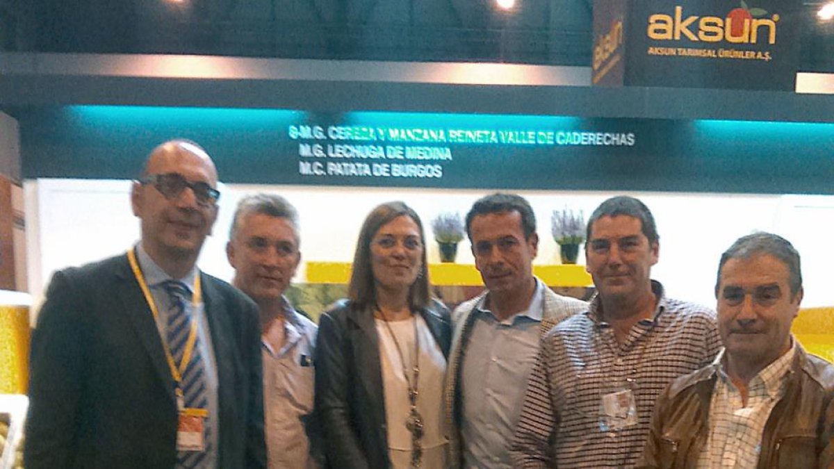 Milagros Marcos posa junto a los técnicos y productores de alimentos de la provincia.-ECB