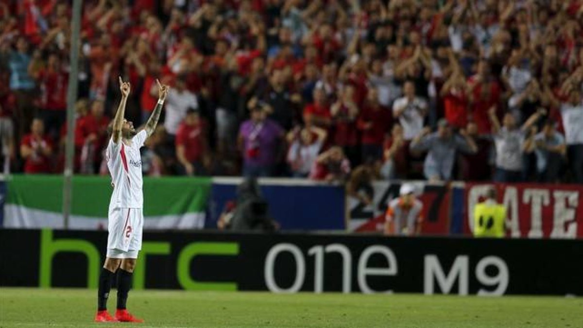 Aleix Vidal celebra uno de sus goles al Fiorentina.-Foto: REUTERS / MARCELO DEL POZO