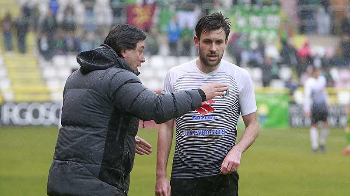 Alejandro Menéndez da instrucciones a Iker Hernández en un choque en El Plantío-Raúl G. Ochoa