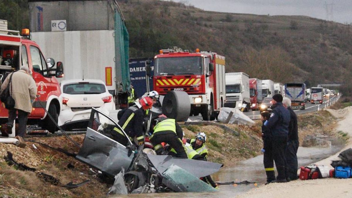 Los bomberos trabajaron con el agua por la cintura para rescatar a la víctima-G. G.