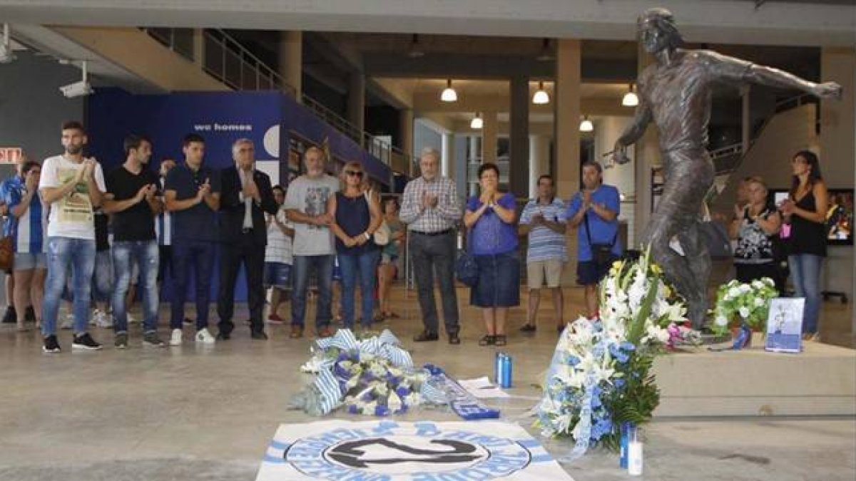Los capitanes blanquiazules, el presidente Collet y los padres de Jarque rinden homenaje al jugador fallecido hace seis años.-Foto: RCD ESPANYOL