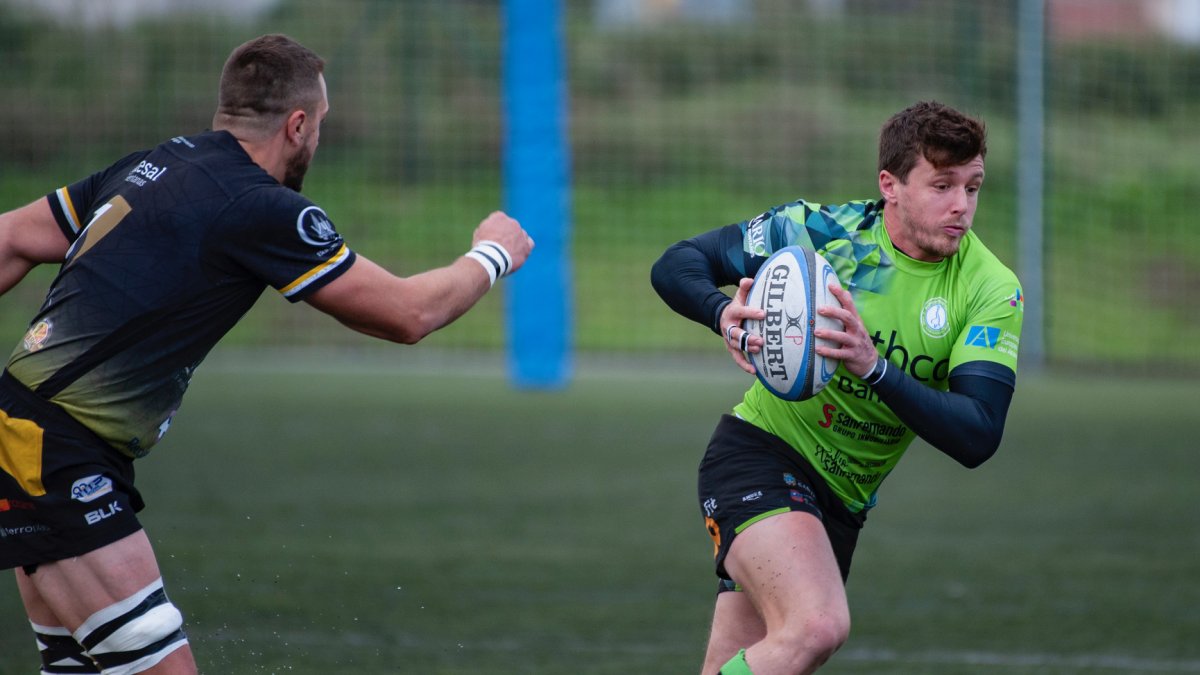 Zabalegui avanza con el oval. BATHCO RUGBY