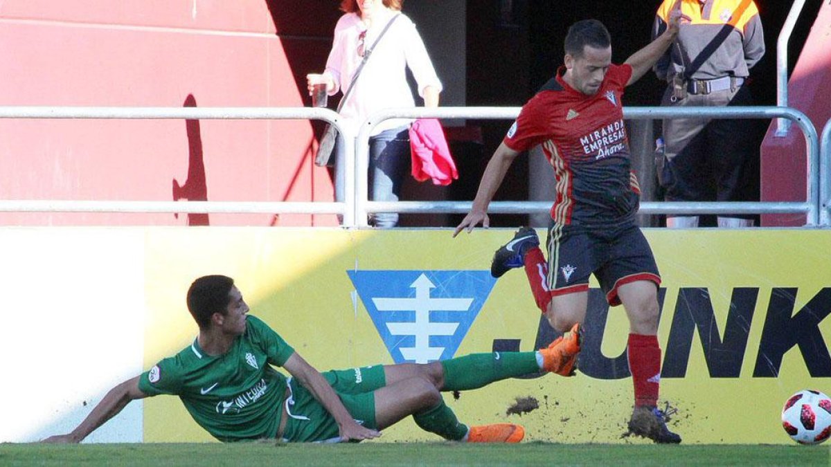Lance del encuentro disputado ayer en Anduva.-TWITTER / @CDMIRANDES