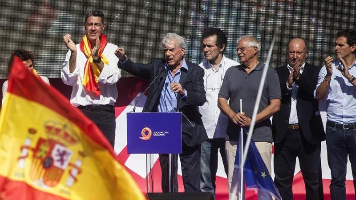El premio Nobel Mario Vargas Llosa, interviene al final de la manifestación convocada por Societat Civil Catalana hoy en Barcelona en defensa de la unidad de España bajo el lema 