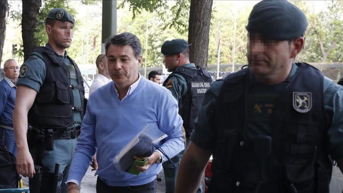 El expresidente de Madrid, el popular Ignacio González, antes del registro de su despacho, el pasado 19 de abril.-BALLESTEROS