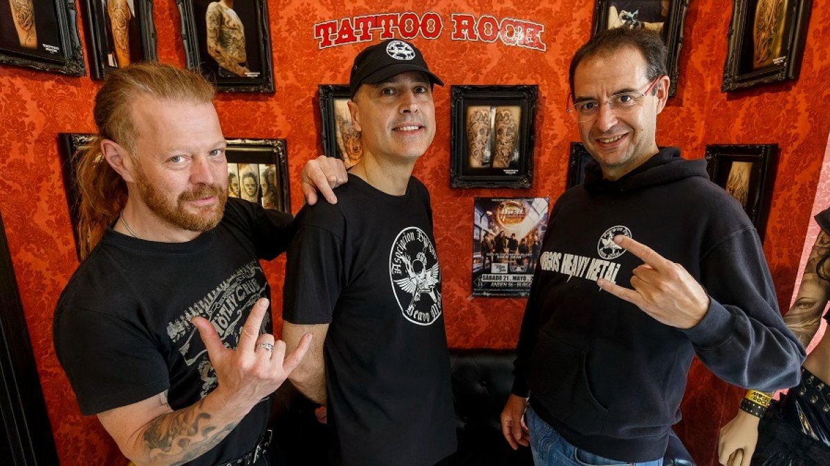 Andrés Calleja (Tatoo Rock), Augusto Martínez e Íñigo Ortúñez, integrantes de Burgos Heavy Metal, junto a un cartel del concierto de H.E.A.T. SANTI OTERO