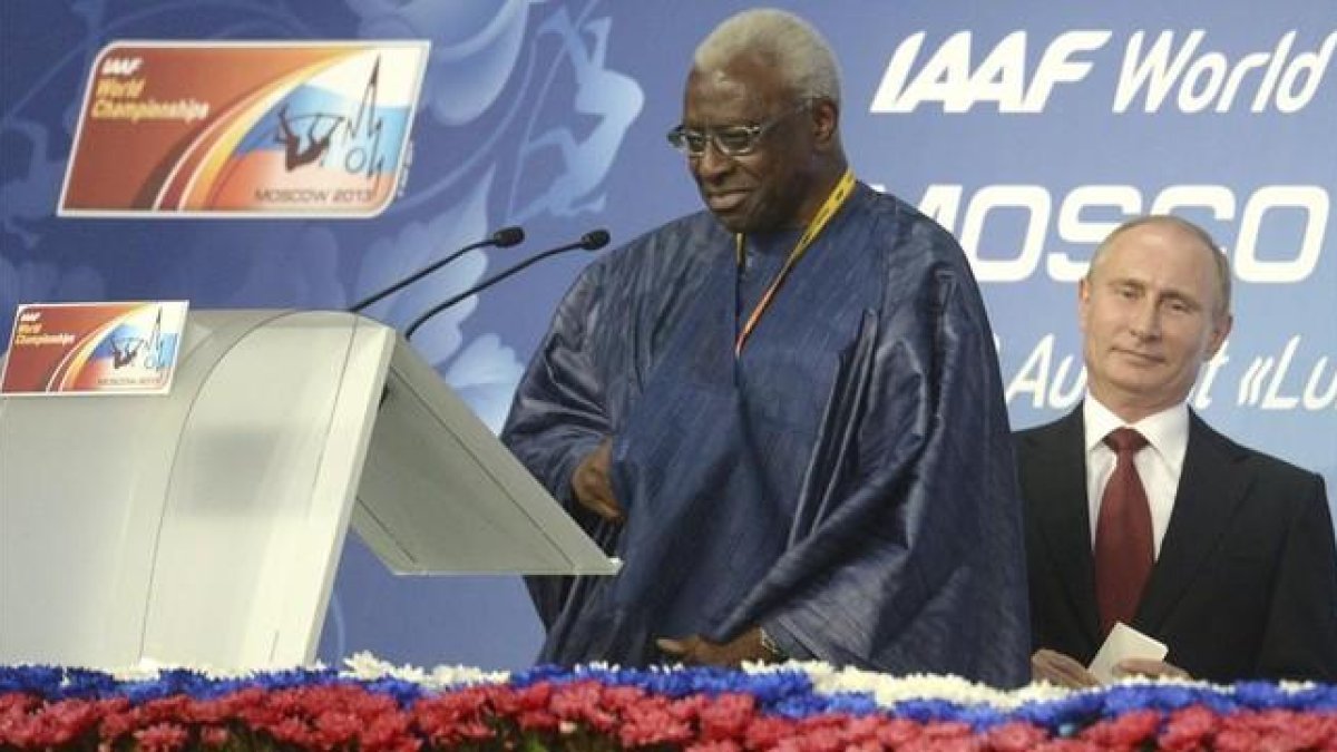 Lamine Diack, expresidente de la IAAF, junto al presidente ruso Vladímir Putin, en la inaguración del Mundial de Atletismo de Moscú, en agosto del 2013.-EFE / BERND THISSEN