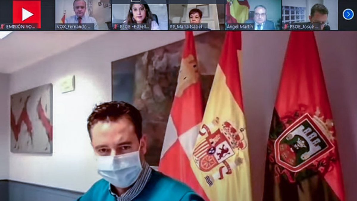 El alcalde, Daniel de la Rosa, presidió el pleno telemático desde la sala de juntas del Teatro Principal.