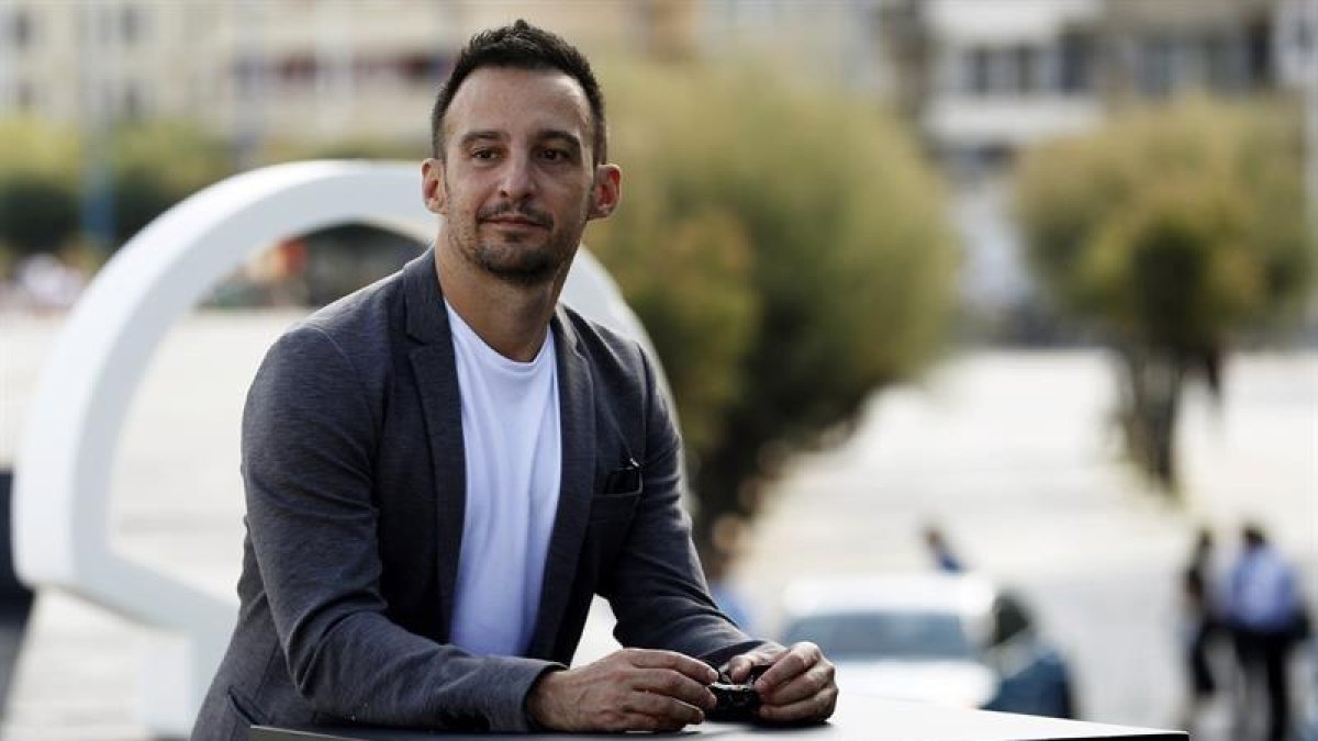 El director de cine Alejandro Amenábar, posa tras presentar su película