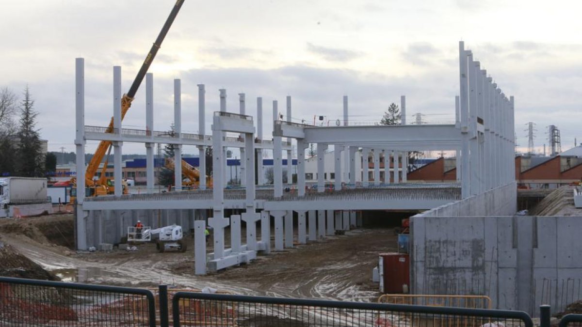 La entrada principal de la planta de Campofrío, en obras.-RAÚL OCHOA