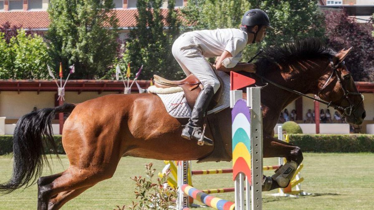 Uno de los participantes supera un obstáculo en la jornada inaugural.-SANTI OTERO