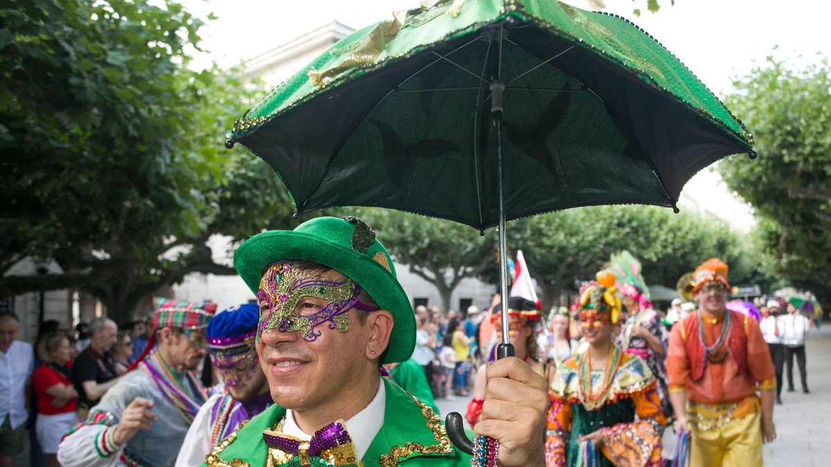 Impresionante desfile de los grupos participantes por el casco histórico. TOMÁS ALONSO