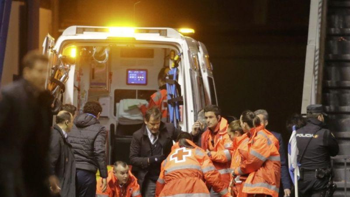 Fernando Torres sale en ambulancia de Riazor.-MIGUEL VIDAL / REUTERS
