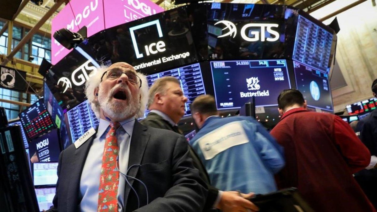 Corredores de bolsa en Nueva York.-REUTERS