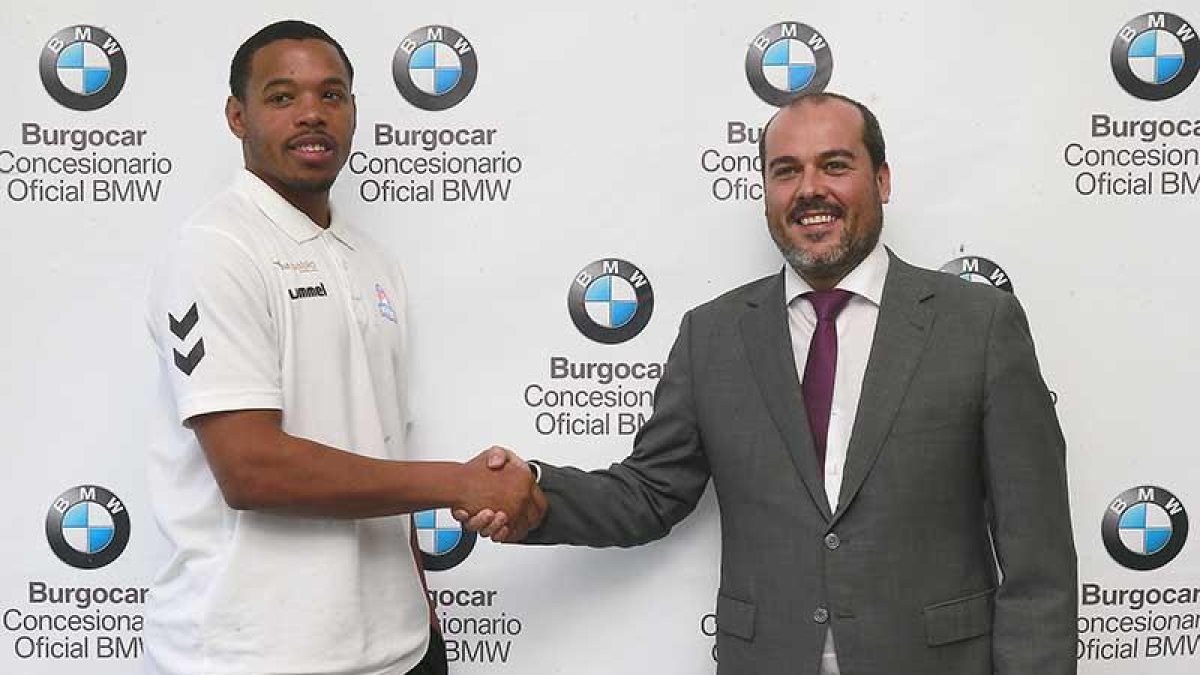 El base estadounidense Corey Fisher fue presentado ayer oficialmente en el concesionario de Burgocar.-Raúl G. Ochoa