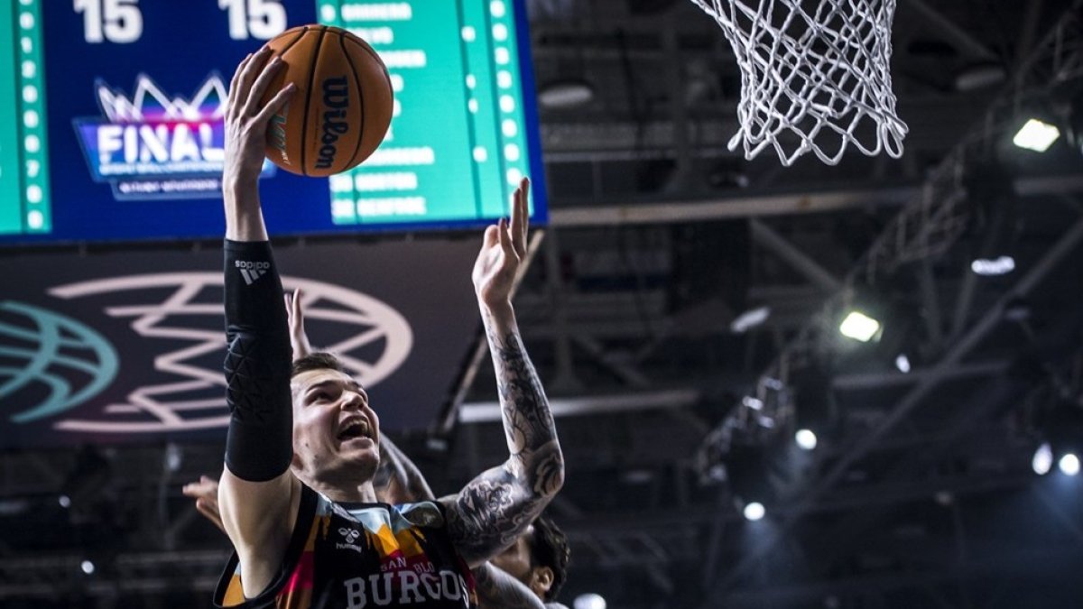 Salash lanza a canasta durante la final de la BCL disputada el pasado domingo en Nizhny Novgorod. BCL