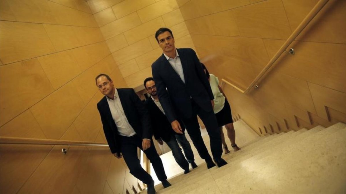 Pedro Sánchez sale de su reunión con la comisión permanente del PSOE, en el Congreso.-JOSÉ LUIS ROCA