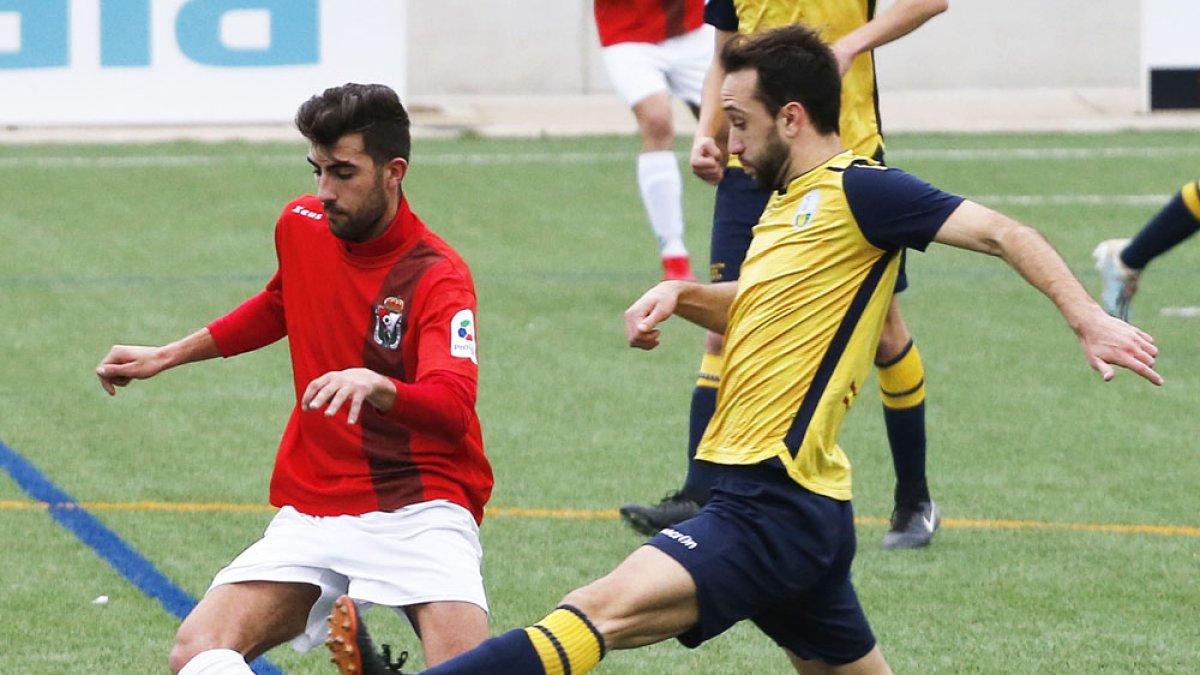 Pablo del Álamo controla el esférico en presencia de un rival en el partido de ayer ante La Virgen del Camino. SANTI OTERO