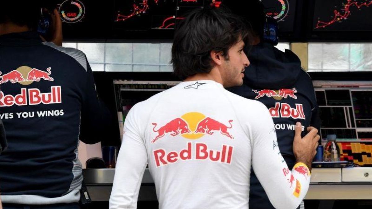 Carlos Sainz, con los ingenieros de Toro Rosso en el pit lane de Suzuka.-AFP / TOSHIFUMI KITAMURA
