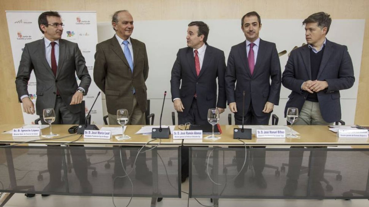 Ignacio López, José María Leal, José Ramón Alonso, José Manuel Bilbao y Alejandro Sarmiento en la firma del convenio.-Santi Otero