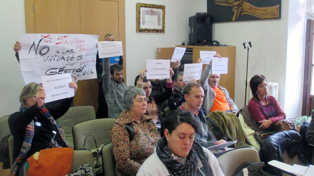 Varias personas mostraron su oposición a las UGC durante el pleno-E. M.