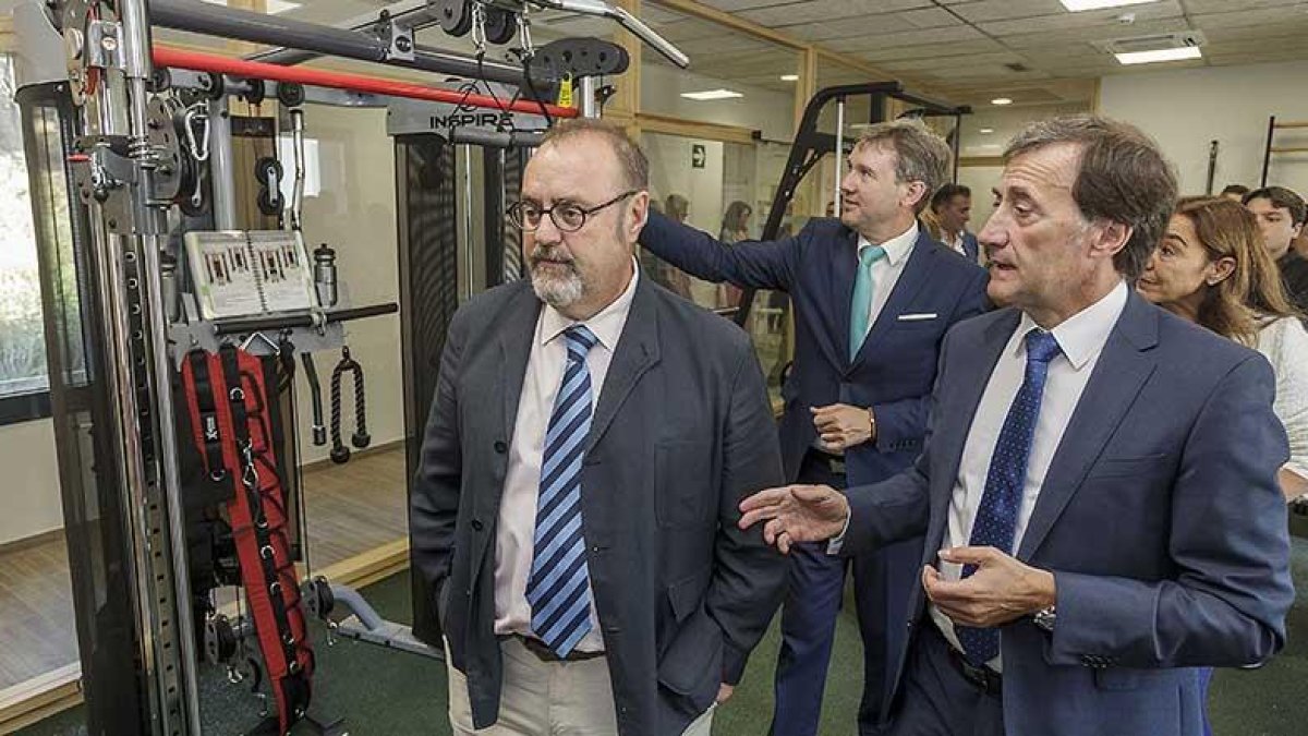 El rector, Alberto Gómez Barahona, guió al consejero de Educación, Fernando Rey, por los laboratorios construidos en el ala oeste de su sede burgalesa.-SANTI OTERO