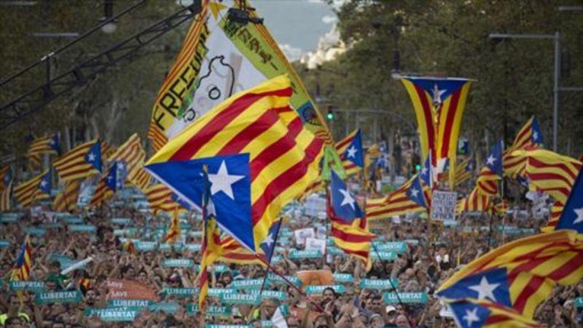 La cabecera de la manifestación convocada por la Taula per la Democràcia, el pasado 21 de octubre.-ALBERT BERTRAN