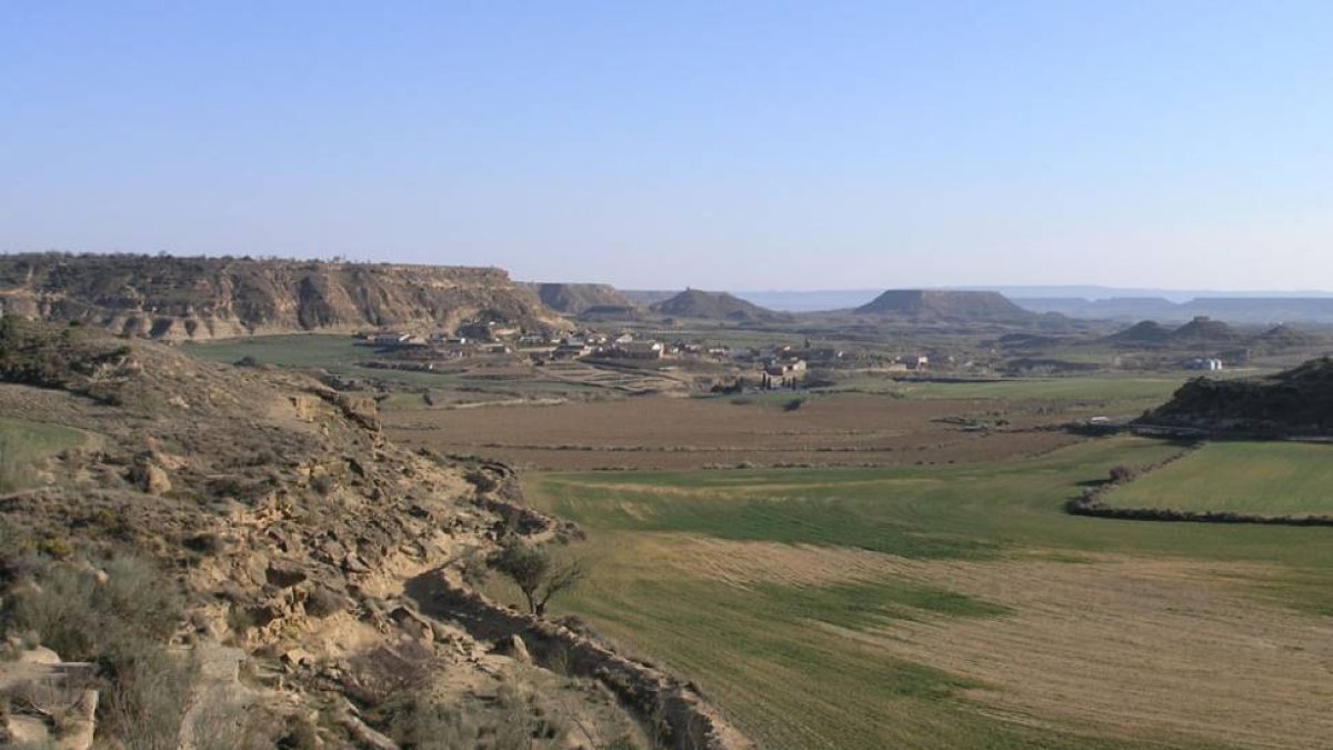 Mesas formadas por erosión de la terraza más antigua del Río Alcanadre dominando el paisaje de la zona.-C. SANCHO